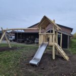 Speeltoren met RVS glijbaan, klimwand, hangringen, plateau 125 cm met schommel enkel