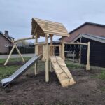 Speeltoren met RVS glijbaan, klimwand, hangringen, plateau 125 cm met schommel dubbel
