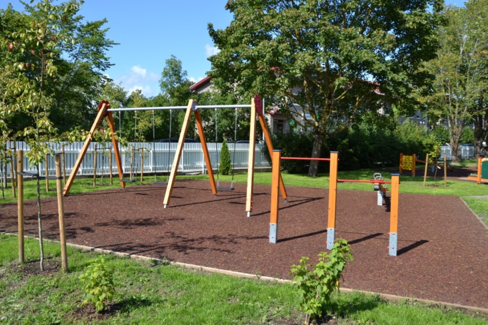 Schommel BELL-FLOWER 3 plaatsen (1+2), stalen grondankers (zonder zittingen/beslag)