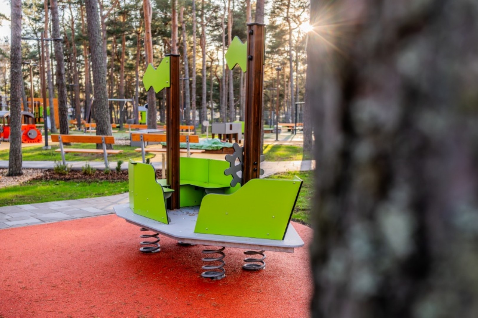 Speelboot TOPU op veren