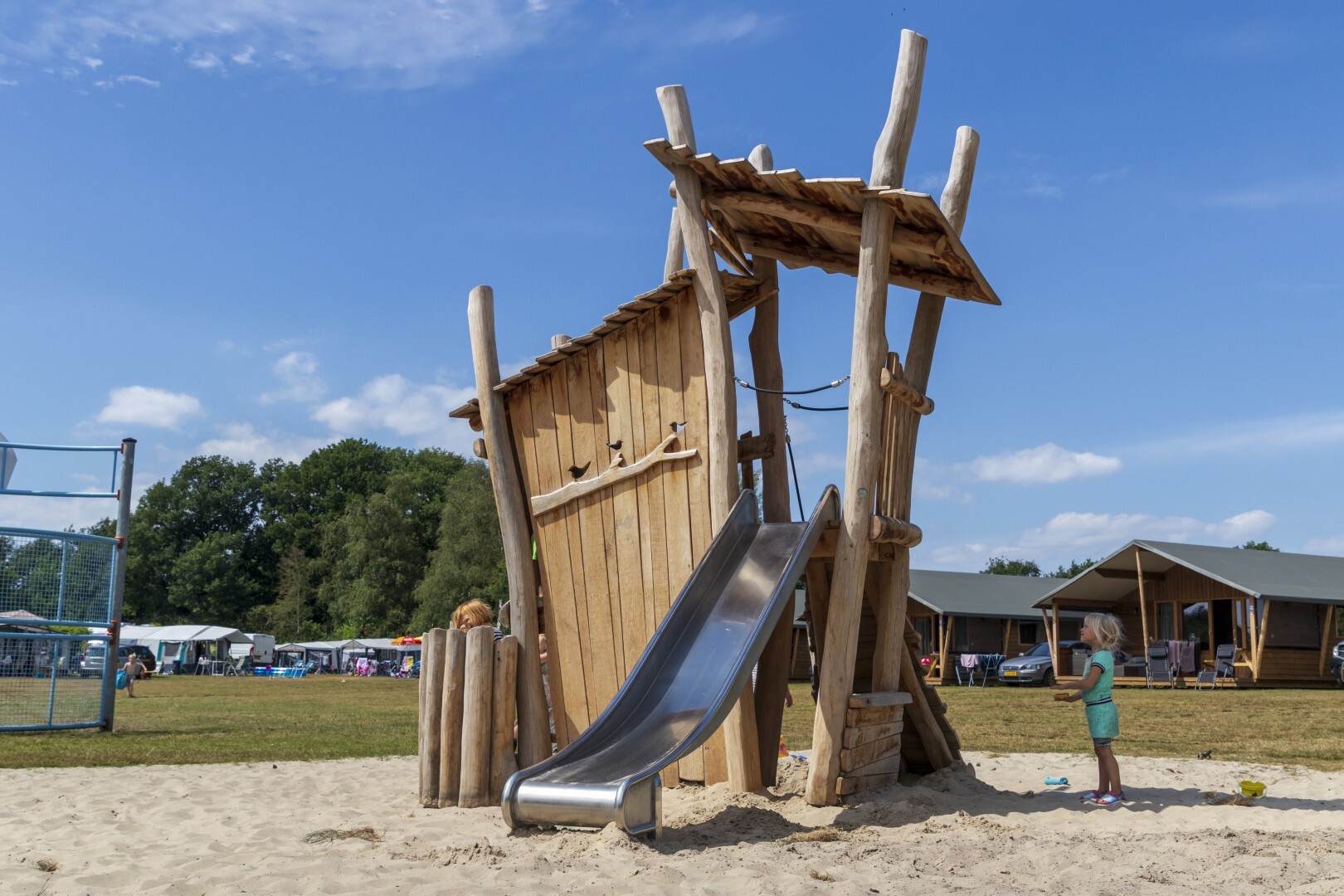 Bosbengel met glijbaan