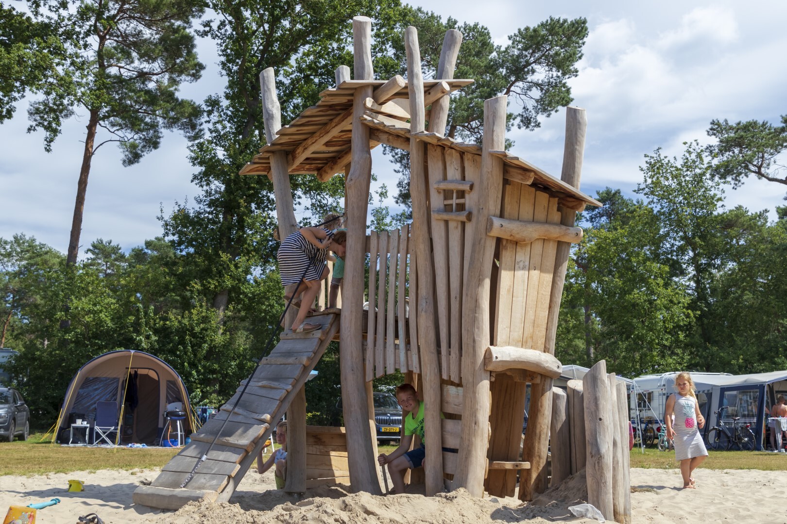 Bosbengel met glijbaan